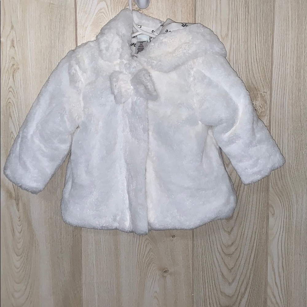 Toddler white Faux fur coat EUC